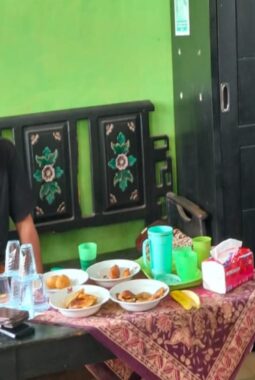 Dari Blangkon untuk Harapan, Kepala SDN di Sumenep Antar Langkah Pertama Irsya Menuju Mimpi dengan Kaki Palsu